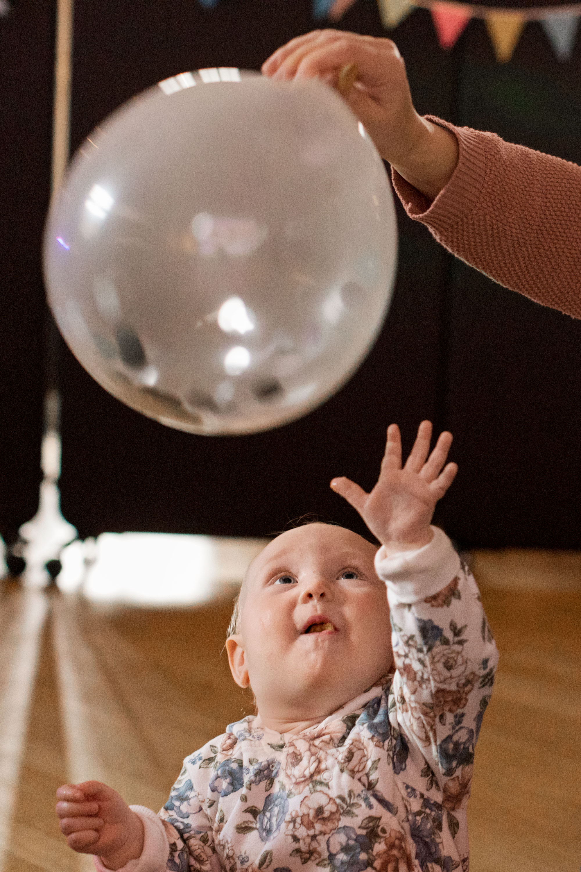 Bebis sträcker sig efter en ballong.