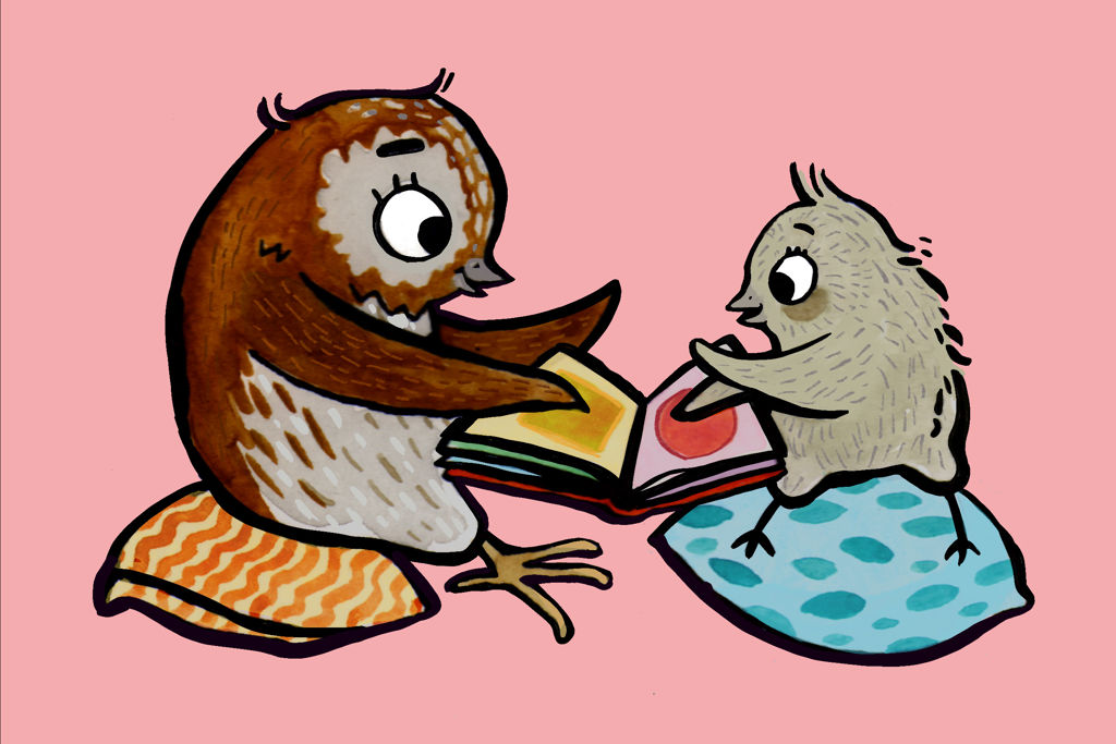 Storugglan läser för lillugglan. 