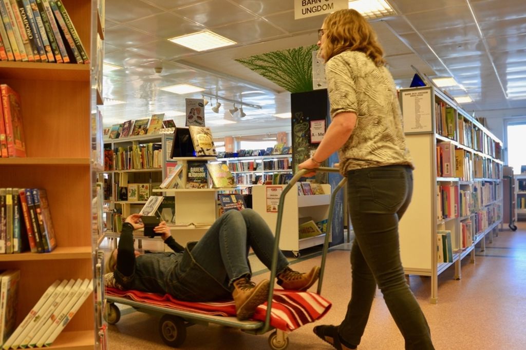 Ulricehamns Idélabbet-medlemmar glider fram på golvet i biblioteket 