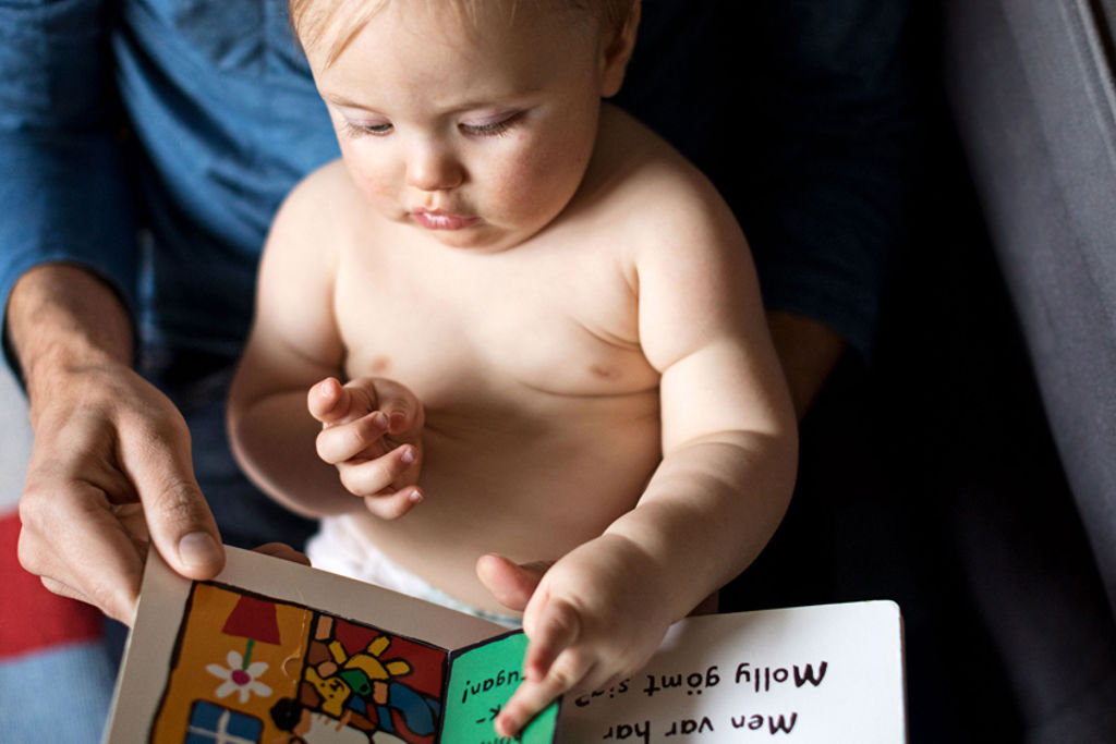 Foto av barn som läser bilderbok